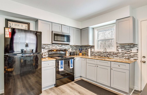 Sugar Creek Apartment | 1 Mi to Truman Library: Apt w/Large Yard!