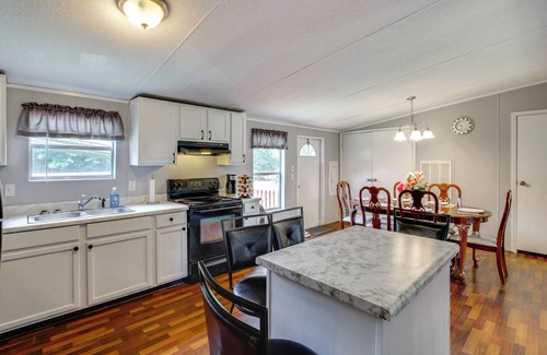 Albany Cottage | 1 Mi to US Marine Base Albany: Cozy Getaway!