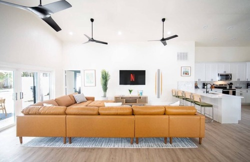 Wexford Leas House | Perfect Getaway: 1 Mile to Honeymoon Island with Pool