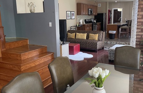 North Kenwood House | Ideally Located Hotel Steps from North Kenwood Beach