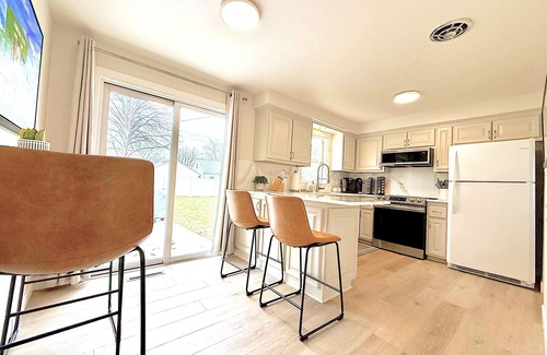 Green Bay House | 1 min -> Lambeau & Resch 🏈 Rooftop Patio w/Fire Table 🔥 Entertainment Garage 🎉