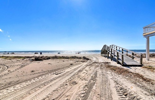 Surfside Beach House | Beachfront Surfside Retreat: Pet-Friendly & Guest Rated 9.5
