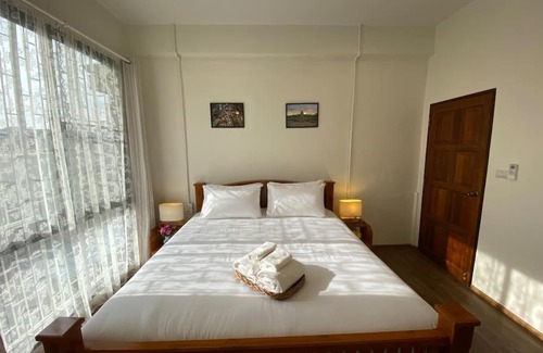 Bang Na Apartment | Steps to BTS: Family-Friendly 3 Bed, 3 Bath House