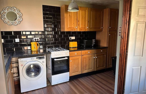 Stanford-le-Hope Apartment | 1 min walk to c2c station - free parking - 1 bed