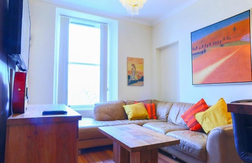 Old Town Apartment | Prime Location 5 Bed Apartment Steps from Royal Mile