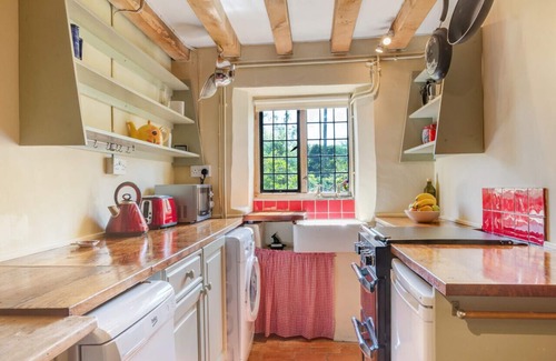 Edingthorpe House | Inviting New Thatched Cottage with Breakfast & Family Amenities