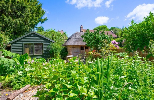 Edingthorpe House | Inviting New Thatched Cottage with Breakfast & Family Amenities