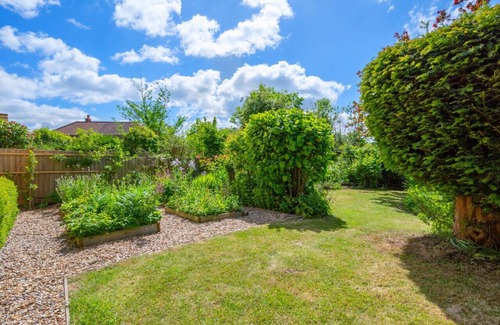 Edingthorpe House | Inviting New Thatched Cottage with Breakfast & Family Amenities