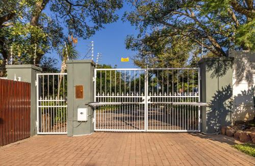 Grahamstown Apartment | Discover 1-on-Ross: Family-Friendly Stay with Pool Access