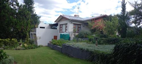 Somerset East Apartment | Discover 1-On-Scott Garden Suites: Pet Friendly & Rated 9/10