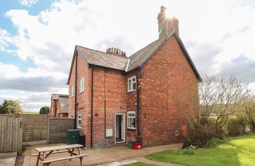 Cheshire West and Chester Cottage | Cozy Organsdale Cottages with Kitchen & Breakfast Included