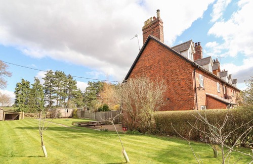 Cheshire West and Chester Cottage | Cozy Organsdale Cottages with Kitchen & Breakfast Included