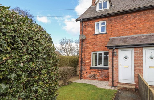 Cheshire West and Chester Cottage | Cozy Organsdale Cottages with Kitchen & Breakfast Included