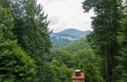 Todd House | Relaxing Retreat for Families and Pets in a 4-Star Haven