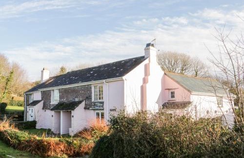 Lansallos House | Cozy Rose Cottages: Child-Friendly Retreat with Top Ratings