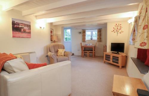Lansallos House | Cozy Rose Cottages: Child-Friendly Retreat with Top Ratings