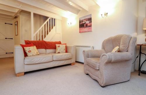 Lansallos House | Cozy Rose Cottages: Child-Friendly Retreat with Top Ratings