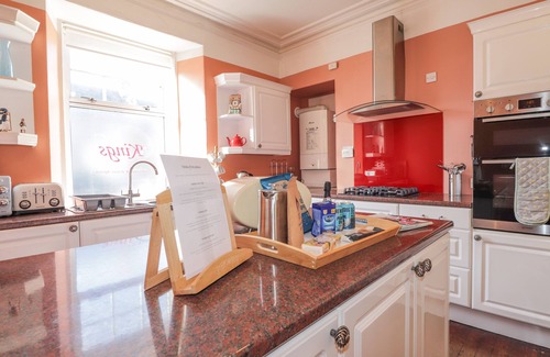 Cullen Cottage | Oceanfront Escape at 1 Seafield Street with Pool & Breakfast