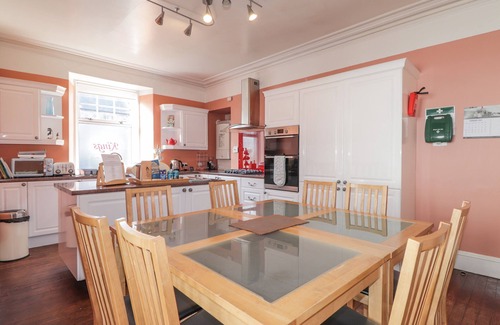 Cullen Cottage | Oceanfront Escape at 1 Seafield Street with Pool & Breakfast