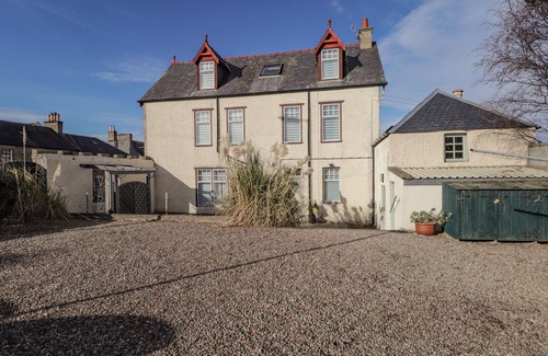 Cullen Cottage | Oceanfront Escape at 1 Seafield Street with Pool & Breakfast