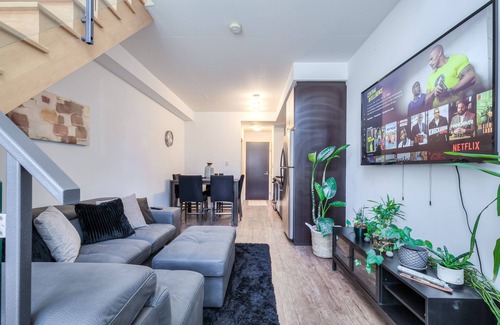 King West Village Condo | Elegant 1 Shaw St Loft Suites with Breakfast & Family Amenities