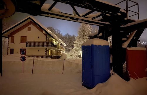 Limone Piemonte House | Cozy Ski-In Hut at Limone Riserva Bianca with Kitchen & Breakfast