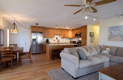 Holmes Beach Villa | Cozy 2 Bedroom Villa with Ocean View & Pool Amenities