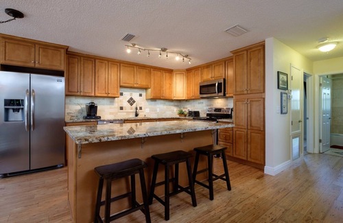 Holmes Beach Villa | Cozy 2 Bedroom Villa with Ocean View & Pool Amenities