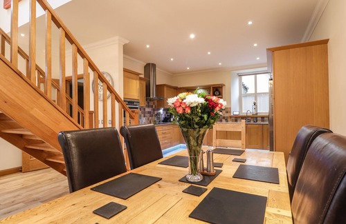 Elgin House | Relax at The Coach House: Pet Friendly with Hot Tub