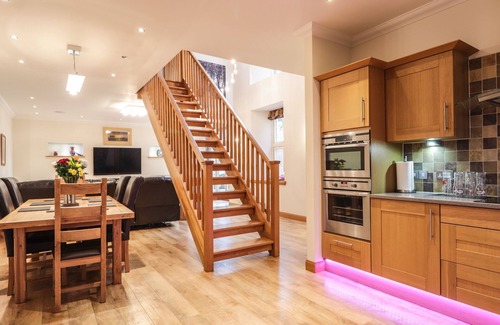 Elgin House | Relax at The Coach House: Pet Friendly with Hot Tub