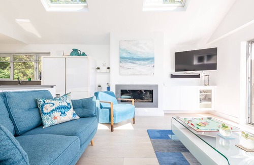 St Ives Apartment | Top-Rated The Coach House: Oceanfront Retreat in St Ives