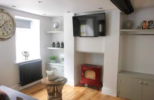 Stamford Apartment | Cozy Studio Apartment at Ye Olde Barn - Child Friendly Stay
