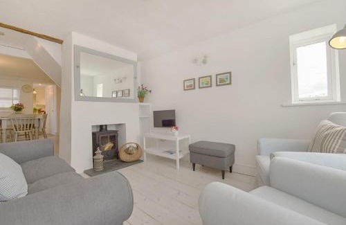 Lympstone House | Elegant 5-Star Stay at 1 The Quay - Family & Pet Friendly