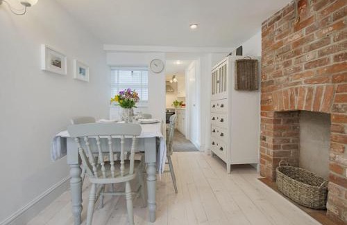 Lympstone House | Elegant 5-Star Stay at 1 The Quay - Family & Pet Friendly