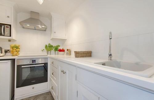 Lympstone House | Elegant 5-Star Stay at 1 The Quay - Family & Pet Friendly