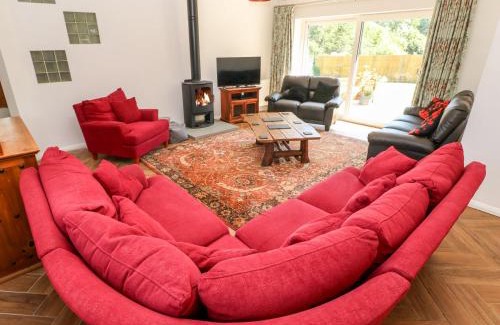 Robeston Wathen House | Pet-Friendly Stay at 1 The Warren - Guest Rated 9.5/10