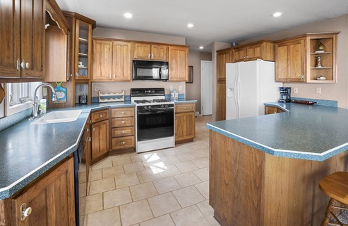 Oscoda House | Beachfront Retreat with Balcony Views at Thomas' Parkside