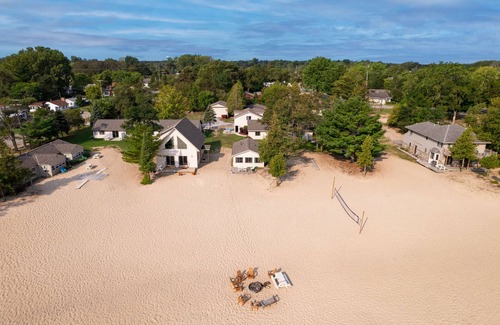 Oscoda House | Beachfront Retreat with Balcony Views at Thomas' Parkside