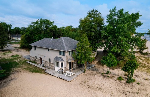 Oscoda House | Beachfront Retreat with Balcony Views at Thomas' Parkside