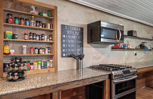 Hico Cabin | Cozy Ireland Cabin for Families with Kitchen & Breakfast