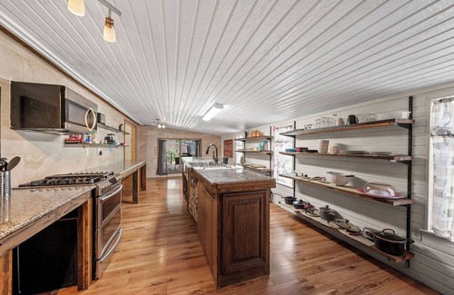 Hico Cabin | Cozy Ireland Cabin for Families with Kitchen & Breakfast
