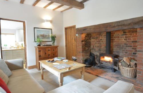 Lowestoft House | Pet-Friendly 1 Tunns Cottages in Rushmere, Rated 9.5/10