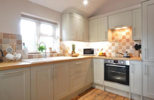 Lowestoft House | Pet-Friendly 1 Tunns Cottages in Rushmere, Rated 9.5/10