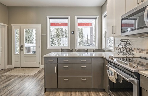 Silver Star Mountain House | Prime Location with Hot Tub, BBQ & Pet-Friendly Amenities!