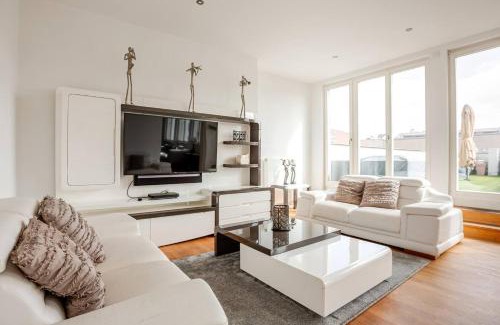 Mitte Apartment | Elegant Penthouse in Leipzig Central by Thomaskirche