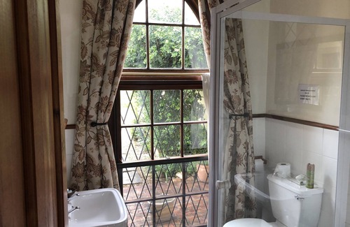 Stellenbosch Central Bed & Breakfast | Discover 10 Alexander B&B: Guest Rated 9.8 with Pool Access