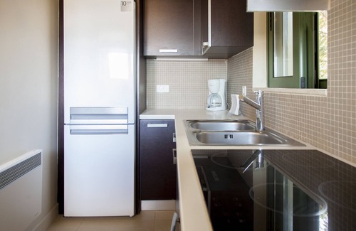 Spanokhorion Apartment | Modern Sophia Maisonette: Poolside Oasis with Ocean Views