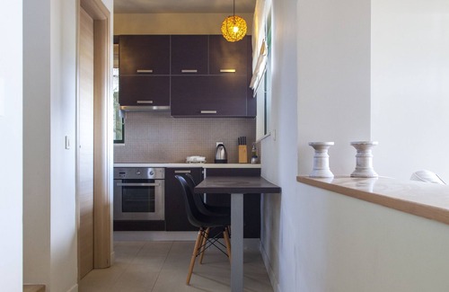Spanokhorion Apartment | Modern Sophia Maisonette: Poolside Oasis with Ocean Views
