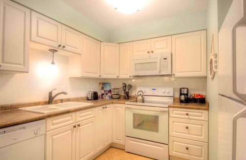 Demere Park Condo | Unbeatable Stay: Beachside Retreat with Pet-Friendly Amenities