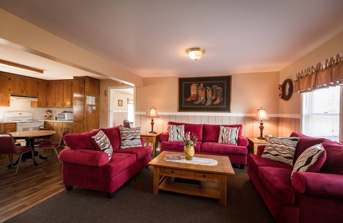 Stanley House | Cozy 10-Bed Bunk House with Hot Tub at River's Bend Ranch